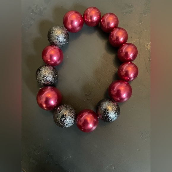 Jewelry - Elegant Red and silver Beaded Bracelet